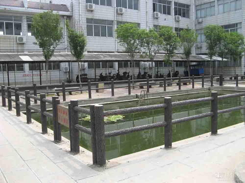 水泥護欄、仿木圍欄與澇池防護欄 多功能水泥制品的防護應用
